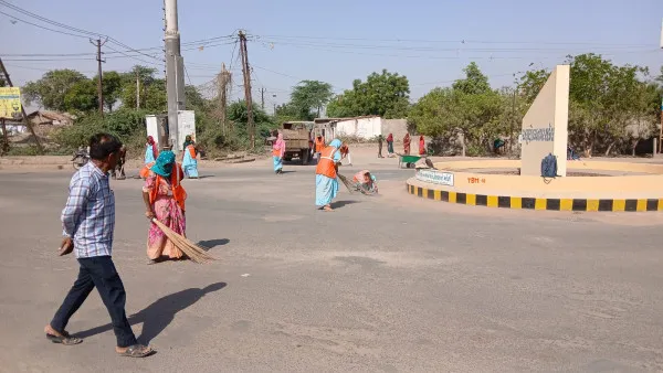 મોરબીના સામાકાંઠે અરૂણોદય સર્કલ પાસે સફાઈ ઝુંબેશ ચલાવતું મનપા