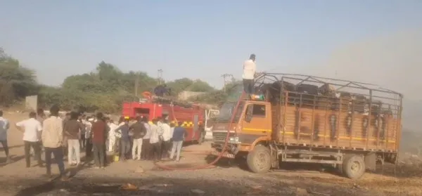 મોરબીના બાયપાસ ઉપર પસાર થતા બે ટ્રકોમાં ભીષણ આગ ભભૂકતા નાસભાગ મચી