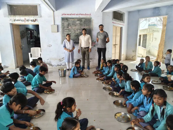 મોરબી તાલુકાની હજનાળી પ્રાથમિક શાળામાં ધોરણ 8 ના વિદ્યાર્થીઓનો વિદાય સમારંભ યોજાયો.