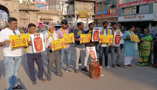 મોરબીમાં ગેસ સિલિન્ડરના ભાવ વધારા મામલે આપનું વિરોધ પ્રદર્શન
