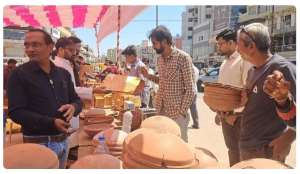 મોરબીમાં કાળઝાળ ગરમીને પગલે પક્ષીઓ માટે પાણીના કુંડાનું વિતરણ 