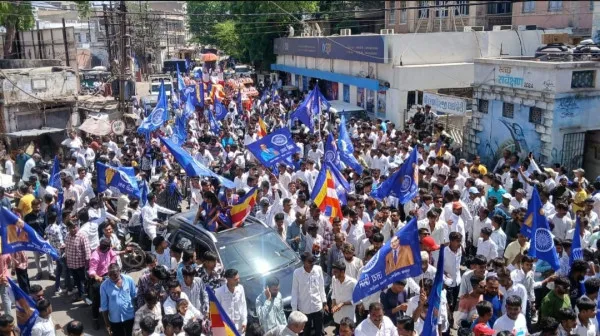 મોરબીમાં સૌપ્રથમ વખત હાથીની અંબાડી ઉપર સંવિધાન રાખી ભવ્ય શોભાયાત્રા કાઢી ડો. બાબા સાહેબ આંબેડકરની જન્મ જયતિની ઉજવણી કરાઈ