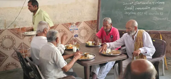 મોરબીમાં વૃદ્ધાશ્રમના વૃદ્ધોને પ્રેમપૂર્વક જમાડીને પિતાની પુણ્યતિથિ ઉજવતો પુત્ર
