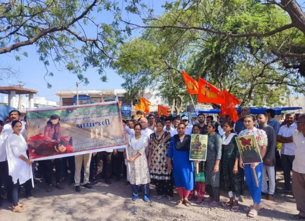આતંકી ઘટનાના વિરોધમાં ટંકારા બંધ : મૌન રેલી યોજી દિવંગતોને શ્રંધ્ધાજલી અર્પણ
