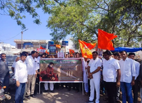 આતંકી ઘટનાના વિરોધમાં ટંકારા બંધ : મૌન રેલી યોજી દિવંગતોને શ્રંધ્ધાજલી અર્પણ
