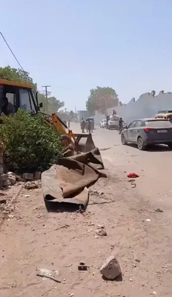 મોરબીના સામાકાંઠે વેજીટેબલ રોડ ઉપર 8 જેટલા મકાનો ઉપર બુલડોઝર ફરી વળ્યું
