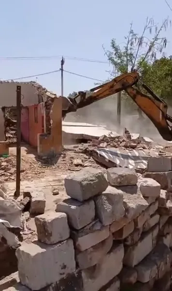 મોરબીના સામાકાંઠે વેજીટેબલ રોડ ઉપર 8 જેટલા મકાનો ઉપર બુલડોઝર ફરી વળ્યું
