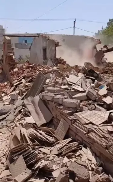 મોરબીના સામાકાંઠે વેજીટેબલ રોડ ઉપર 8 જેટલા મકાનો ઉપર બુલડોઝર ફરી વળ્યું
