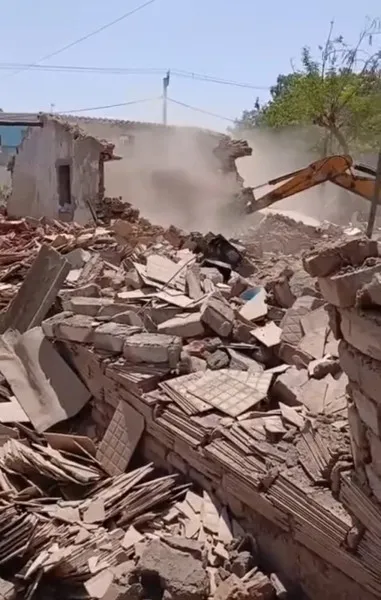 મોરબીના સામાકાંઠે વેજીટેબલ રોડ ઉપર 8 જેટલા મકાનો ઉપર બુલડોઝર ફરી વળ્યું
