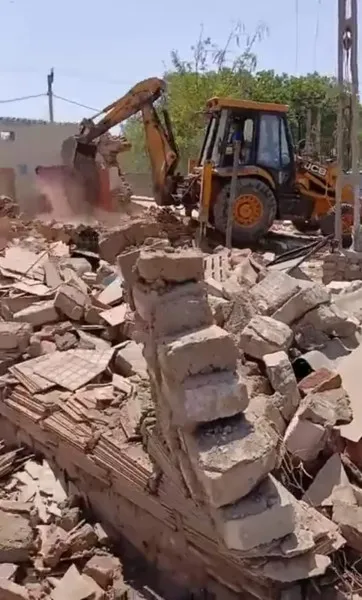 મોરબીના સામાકાંઠે વેજીટેબલ રોડ ઉપર 8 જેટલા મકાનો ઉપર બુલડોઝર ફરી વળ્યું
