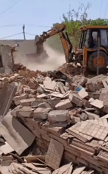 મોરબીના સામાકાંઠે વેજીટેબલ રોડ ઉપર 8 જેટલા મકાનો ઉપર બુલડોઝર ફરી વળ્યું
