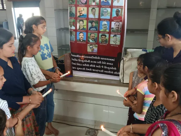 આંતકી હુમલાને સખત શબ્દોમાં વખોડી કાઢી ભારે હૈયે શ્રધ્ધાંજલિ આપતી ઉમા સંસ્કારધામની બહેનો
