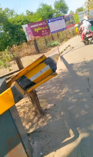 મોરબીમાં રીક્ષા અથડાતા નટરાજ ફાટક તૂટી ગઈ

