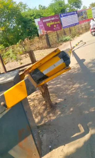 મોરબીમાં રીક્ષા અથડાતા નટરાજ ફાટક તૂટી ગઈ
