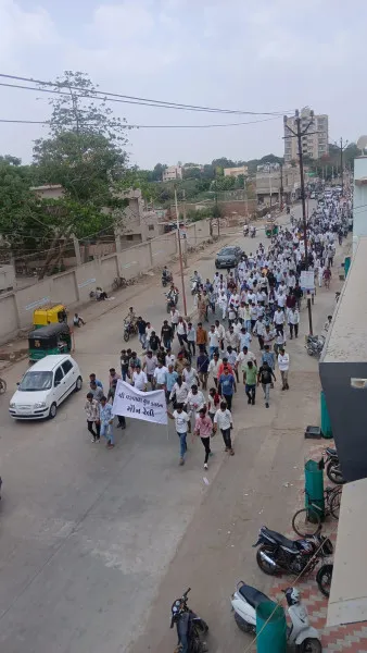 મોરબીના ખાખરાળા ગામે યુવાનની હત્યાના વિરોધમાં રબારી સમાજે મૌનરેલી કાઢી એસપીને આવેદનપત્ર આપ્યું