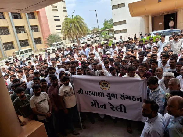 મોરબીના ખાખરાળા ગામે યુવાનની હત્યાના વિરોધમાં રબારી સમાજે મૌનરેલી કાઢી એસપીને આવેદનપત્ર આપ્યું