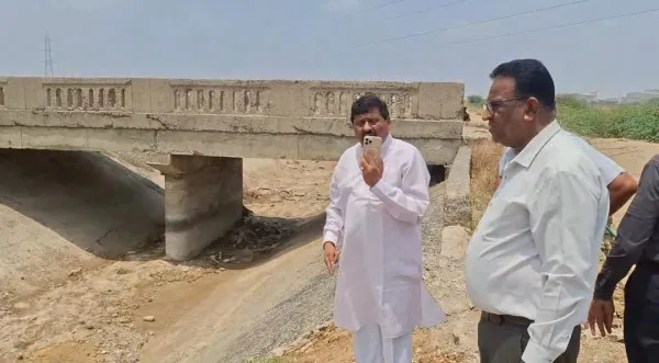 મોરબી નજીકની માઇનોર નર્મદા કેનાલના અધૂરા કામ મામલે ધારાસભ્યએ અધિકારીઓને ખખડાવ્યા