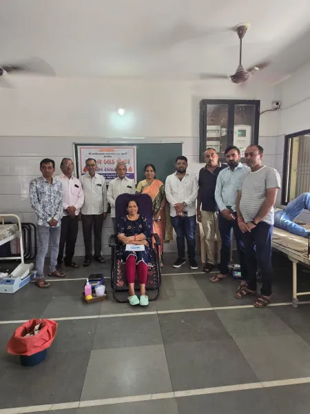 યુદ્ધ જેવી સ્થિતિને પહોંચી વળવા મોરબીના મહેન્દ્રનગરમાં રક્તદાન કેમ્પમાં રક્તદાન કરવા લોકોએ ભારે ઉત્સાહ દાખવ્યો 