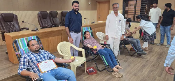 યુદ્ધની સ્થિતિને પહોંચી વળવા મોરબીના જિલ્લા પંચાયતના આરોગ્ય શાખા દ્વારા રકતદાન કેમ્પ યોજાયો