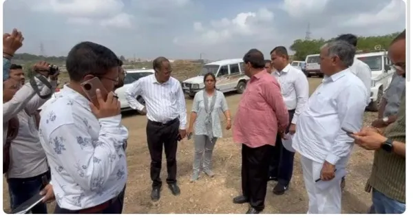 છતે પાણીએ ગામને કેમ દુઃખી કરો છો કહી અધિકારીઓનો ઉઘડો લીધો
