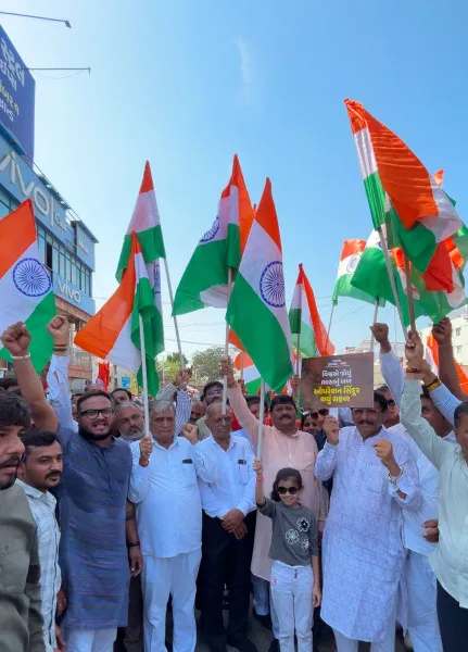 ઓપરેશન સિંદૂરને બિરદાવવા મોરબીમાં ભવ્ય તિરંગા યાત્રા નીકળી
