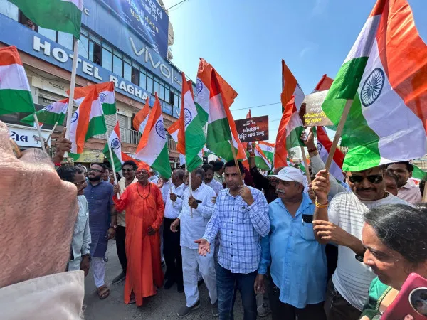ઓપરેશન સિંદૂરને બિરદાવવા મોરબીમાં ભવ્ય તિરંગા યાત્રા નીકળી
