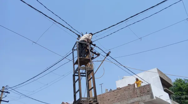 મોરબીના જેલ રોડ ઉપરના વિસ્તારમાં હાઈ વોલ્ટેજથી 100થી વધુ મકાનોમાં ઉપકરણો બળી ગયા
