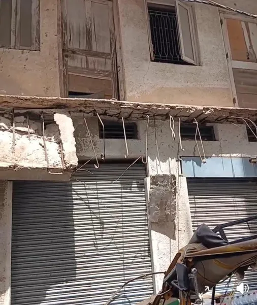 મોરબીમાં જોખમી બિલ્ડીંગનું છજુ પડ્યું, બે વાહનમાં નુકશાન, સદનસીબે જાનહાની ટળી