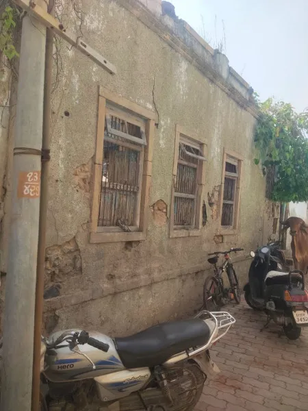 મોરબીની વિશ્વકર્મા મંદિર શેરીની જોખમી મકાન તોડી પાડવા કમિશનરને રજુઆત
