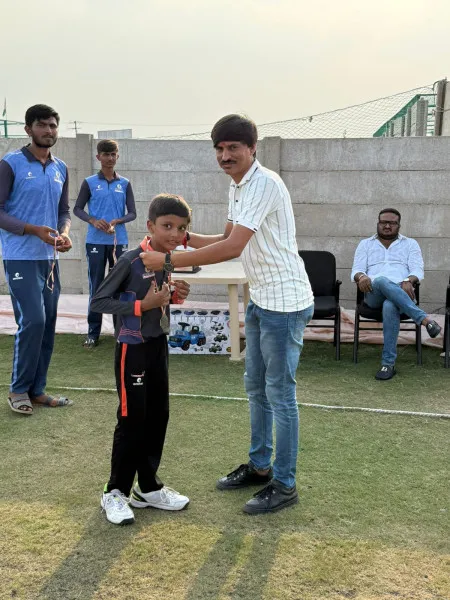 અંડર 14 મોરબી બરોડા વચ્ચે રમાયેલ ક્રિકેટ ટુર્નામેન્ટમાં સેવા એજ સંપતિ ફાઉન્ડેશન દ્વારા ટ્રોફી એનાયત કરાઈ 
