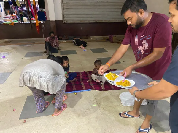 મોરબીમાં સંકટ સમયે માનવતા જીવંત : ભારે વરસાદના અસરગ્રસ્તોને ગરમ ભોજન પીરસાયું