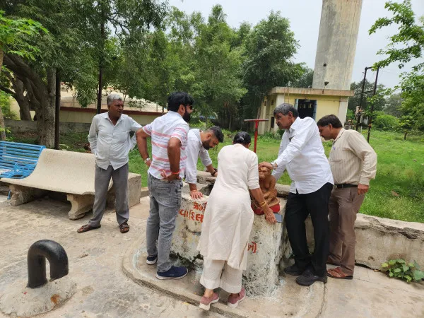 મોરબીના કેસરબાગ અને નજરબાગ પંપિંગ સ્ટેશનનો તાગ મેળવતી મોરબી કોંગ્રેસ ટીમ.
