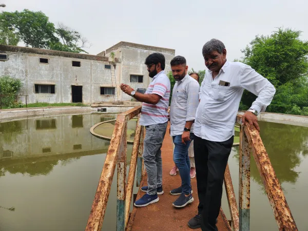 મોરબીના કેસરબાગ અને નજરબાગ પંપિંગ સ્ટેશનનો તાગ મેળવતી મોરબી કોંગ્રેસ ટીમ.
