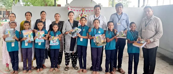 મોરબીની પીએમ માધાપરવાડી કન્યા શાળામાં બાળાઓને શૈક્ષણિક કિટ અર્પણ 