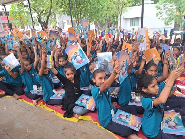 મોરબીની પીએમ માધાપરવાડી કન્યા શાળામાં બાળાઓને શૈક્ષણિક કિટ અર્પણ 