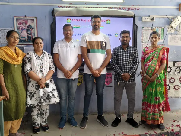 ગઈ કાલે મોરબી તાલુકાની હજનાળી પ્રાથમિક શાળામાં કન્યા કેળવણી ને શાળા પ્રવેશોત્સવ ઉજવાયો
