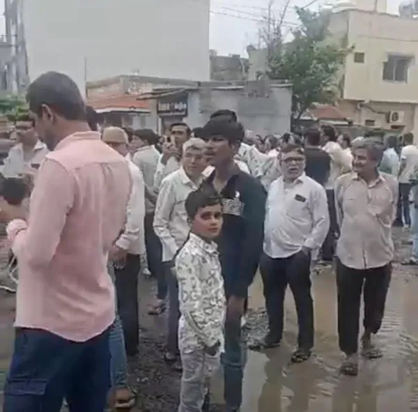 અવધ ચોકડીએ બહેનો દ્વારા રસ્તો રોકી ચક્કાજામ.