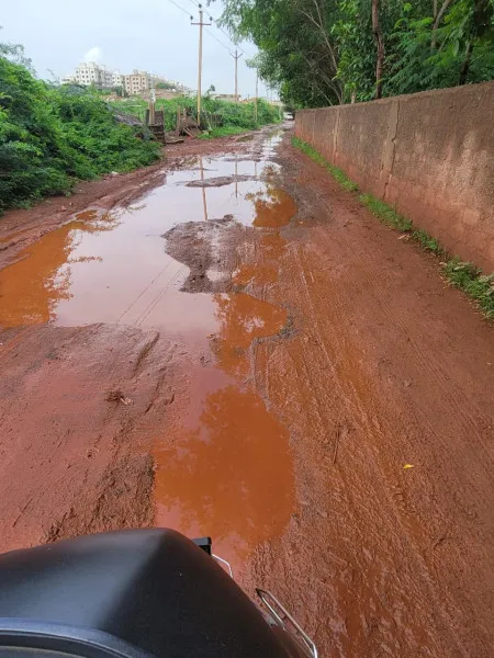 મોરબીના સામાકાઠાના ભડીયાદ કાંટાને જોડતા માર્ગની હાલત અંત્યત બદતર
