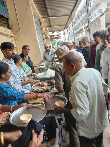 મોરબી જલારામધામમાં ઉંચી માંડલના સંઘાણી પરિવારે મહાપ્રસાદ યોજી પિતાને શ્રદ્ધાંજલિ  આપી