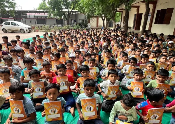 ધક્કાવાળી મેલડી માં ચેરીટેબલ ટ્રસ્ટ દ્વારા 10,000 ફુલ સ્કેપ ચોપડાનું વિતરણ.