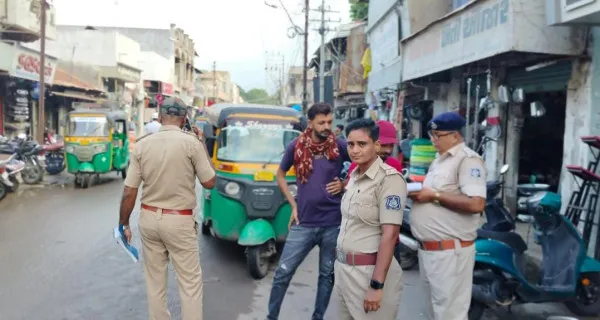 મોરબીમાં આડેધડ રીક્ષા પાર્કિંગ લઈને ટ્રાફિક પોલીસ દ્વારા ડ્રાઇવ.