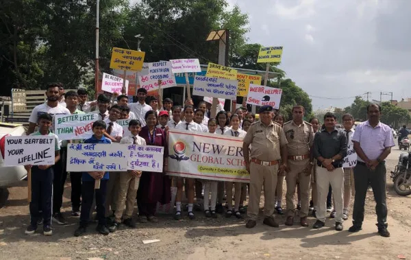ટ્રાફિક સુરક્ષા અંગે ન્યુ એરા ગ્લોબલ સ્કૂલનું અનોખું પગલું.