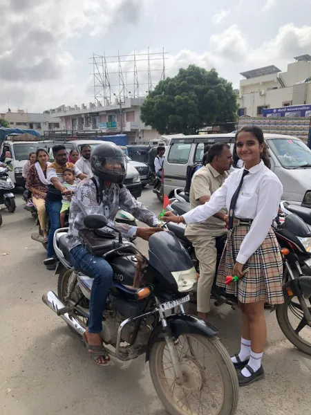 ટ્રાફિક સુરક્ષા અંગે ન્યુ એરા ગ્લોબલ સ્કૂલનું અનોખું પગલું.
