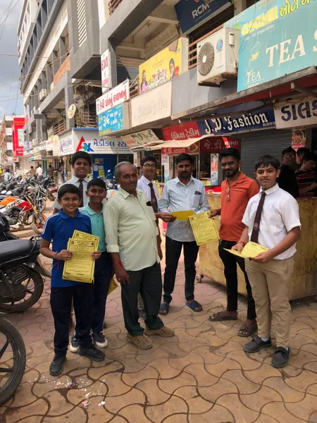 ટ્રાફિક સુરક્ષા અંગે ન્યુ એરા ગ્લોબલ સ્કૂલનું અનોખું પગલું.