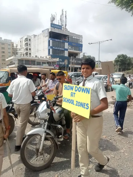 ટ્રાફિક સુરક્ષા અંગે ન્યુ એરા ગ્લોબલ સ્કૂલનું અનોખું પગલું.