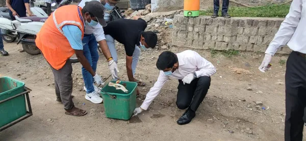 મોરબીમાં હર ઘર તિરંગા અંતર્ગત પંચાસર રોડને સાફ સુથરો કરતા અધિકારીઓ અને પદાધિકારીઓ