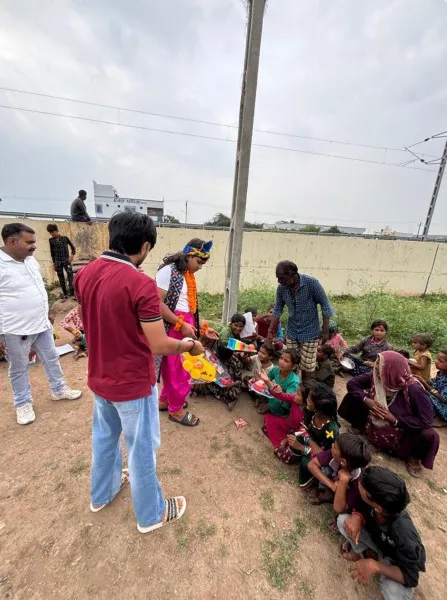 કૃષ્ણના ગેટઅપમાં 1500થી વધુ બાળકોને રમકડાં અને મીઠાઈ આપી જન્માષ્ટમીની પ્રેરણાદાયી ઉજવણી 
