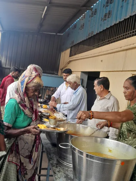 મોરબીના જલારામધામમાં મહાપ્રસાદ યોજી જન્મદિવસ ઉજવણી
