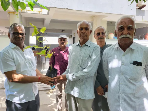 મોરબીના પ્રકૃતિ પ્રેમી પ્રાણજીવનભાઈના જન્મ દિવસ નિમિત્તે 400થી  વધુ રોપાનું વિતરણ.