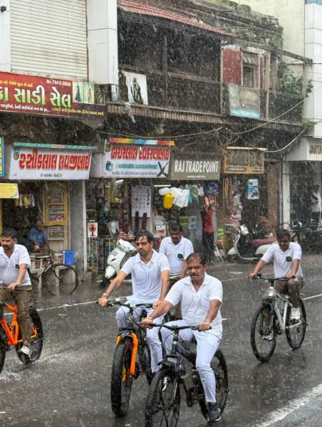 તન-મનને સશક્ત બનાવવા વરસતા વરસાદ વચ્ચે પણ પોલીસની સાયકલ રેલી
